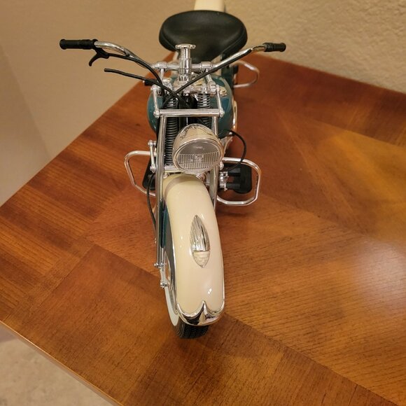 Guiloy 1948 Indian Chief Die-Cast Motorcycle - Picture 5 of 14